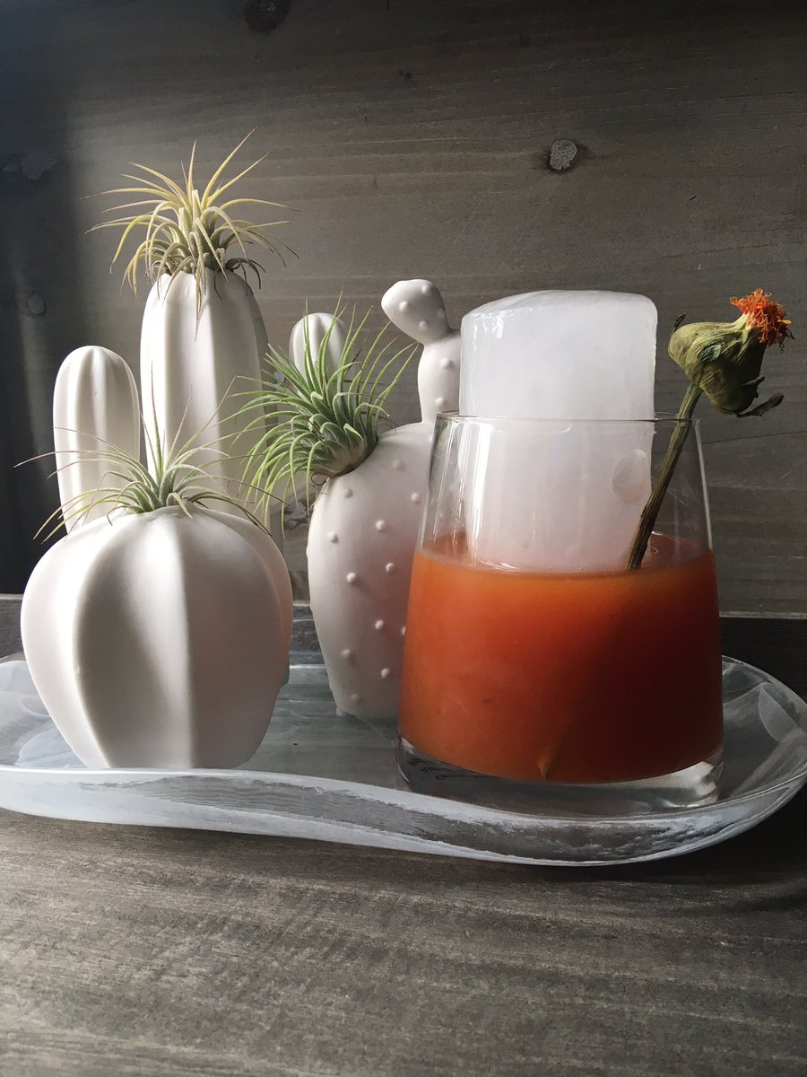 yvonnemdz's tweet photo. Grand Tumeric โจ
Itโs Tequila Tuesday yet?!!
@AltosTequila @MoninUSA @GrandMarnierUSA @ArcCardinal @RenHotels @RenaissanceOrla #Tequila #goldentumeric #syrup #bloodorange #Juice #drink #mixology #Lounge #mixologist #TequilaTuesday https://t.co/OnS0xLTgmx