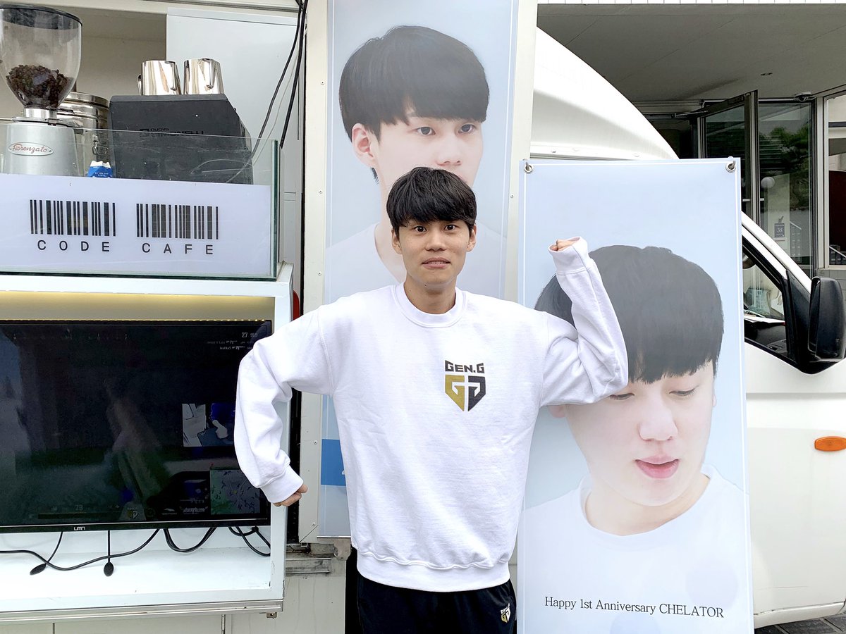 GenG's tweet photo. 상상도 못한 커피 트럭 ㄴ(°0°)ㄱ

#데뷔1주년 #GenG #WeAreGenG https://t.co/jaS9GCs9vk