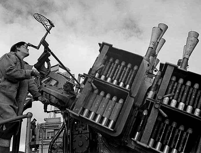 RG Poulussen on X: "#OTD in 1942. "Pom-pom" (love the name), the QF (quick  firing) 2-pounder 40mm anti-aircraft gun of the Royal Navy. #WW2 #HISTORY  https://t.co/3HhN4ValgU" / X