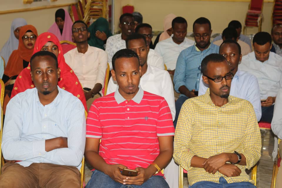 Jacfar252's tweet photo. Gudoomiyaha gudiga Doorashooyinka Qaranka Halima Ismail Ibrahim aya su'aalo ku saabsan Doorashooyinka uga jawaabeysay Dhalinyarada Aqoonyahaka ah ee Galmudug kuna sugan Dhuusamareeb waxayna Rajo  ka muujisay in 2021 ay doorasho qof &amp; coda ah dhecayso 
#Dhuusamareeb 
#HIRRADFORUM. https://t.co/cdlzS0yMLN