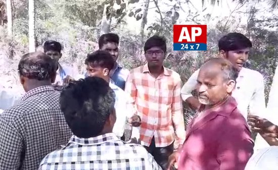 AP24x7live's tweet photo. కలకలం రేపిన నకిలీ సర్వేలు...
#AP24x7
For Full Story--->https://t.co/mJS6Uzgp22
#FakeSurvey #FakeSurveysHulchul #KrishnaDistrict #Pamarru #FakeSurveyinPamarru #SwotDigital #YCP #PamarruYCPLeaders #APVotesMissing https://t.co/ztt0PgTXGs
