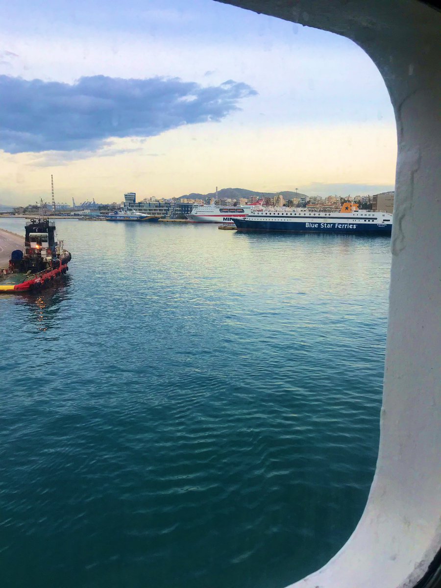 mavigokyuzu9's tweet photo. Günaydın penceremdeki yaşam uğraşı🐬 #Greece #pireos #pirelimanı https://t.co/8YGVjy8ziF