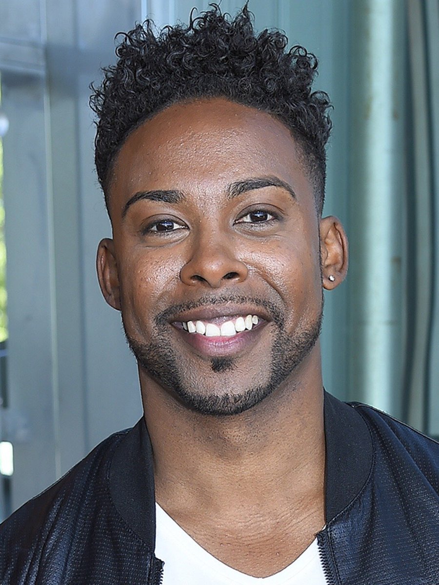 jeperego's tweet photo. Vi presento John #Lundvik, svedese di Växjö: sarà lui  a rappresentare la Svezia all’Eurovision Song Contest, con la canzone "Too late for love" , da lui composta. Molto piacevole.  Prima che cantautore di successo, è stato campione nazionale  di atletica. https://t.co/MS1WrlRBcC
