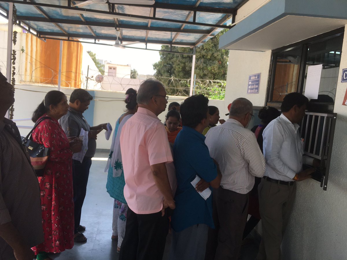 Milangohil103's tweet photo. @mgvcl_mgvcl long queue, and No Swipe machine.. how we can full fill the mission @_DigitalIndia ?? https://t.co/UZEVpftlxJ