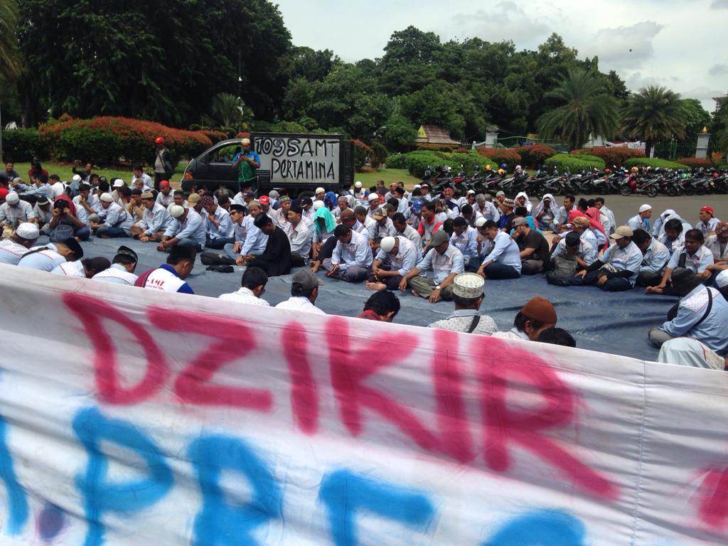 zyahdhan's tweet photo. Dzikir akbar 1095 AMT di depan istana sang raja @jokowi  Intruksi bpk @jokowi lg" mereka tdk jalankan. 
#pekrlerjakankamikembli 

@KSPgoid @setkabgoid @KemensetnegRI @MbahUyok @pointer_ID @MCAOps @rockygerung @ILCtv1 @rmolco @CNNIndonesia @tempodotco https://t.co/uPLCJosIw2