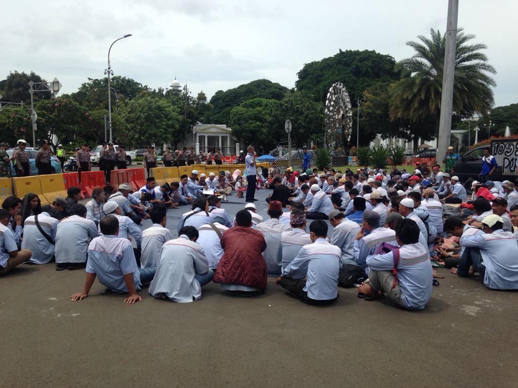 zyahdhan's tweet photo. Dzikir akbar 1095 AMT di depan istana sang raja @jokowi  Intruksi bpk @jokowi lg" mereka tdk jalankan. 
#pekrlerjakankamikembli 

@KSPgoid @setkabgoid @KemensetnegRI @MbahUyok @pointer_ID @MCAOps @rockygerung @ILCtv1 @rmolco @CNNIndonesia @tempodotco https://t.co/uPLCJosIw2
