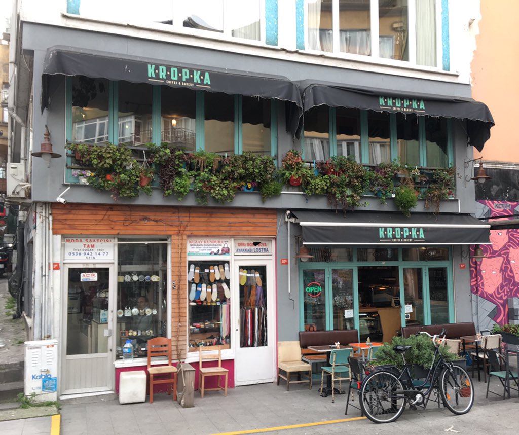 PopDedik's tweet image. Kadıköy’de yaşadığım dönemlerde zamanımın çoğunu geçirdiğim Kropka’da bilgisayar açmak ve kitap okumak artık yasakmış. “Uygun değil” dediler, “çok yoğun” oluyorlarmış. Mekân boştu, yeni açılmıştı oysa. Bir de öğüt aldım giderayak: “Burası kahveci, kahve içmeye gelin.”
Peki.