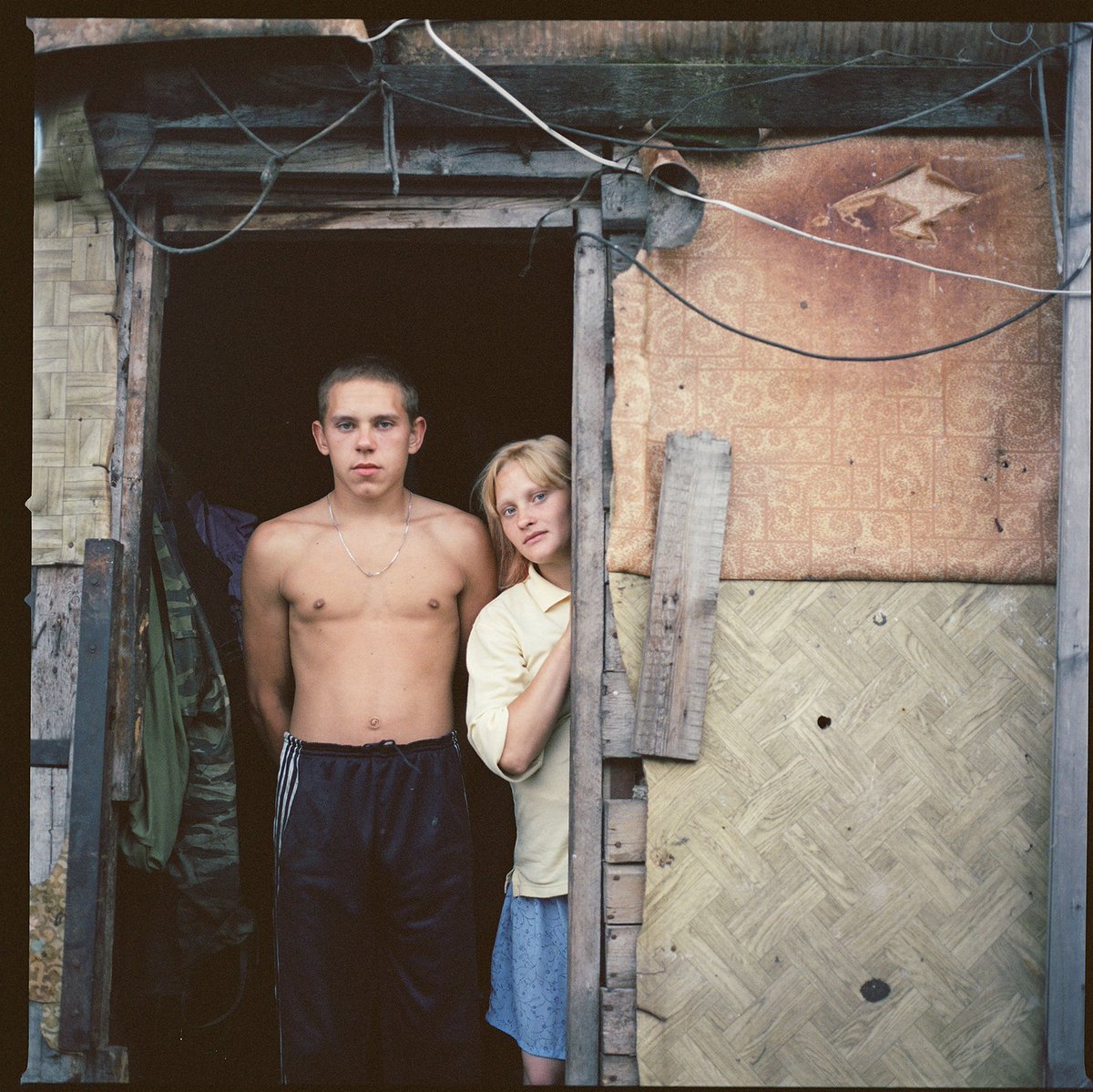 RadioTeleSuisse's tweet image. A 10 ans, Yula vit dans le Svalka, la plus grande décharge de Russie, gérée par la mafia, près de Moscou. Ce film montre 14 ans de sa vie, jusqu&apos;à la libération.
#LesDocs #RTSDeux
bit.ly/2UEDtd2