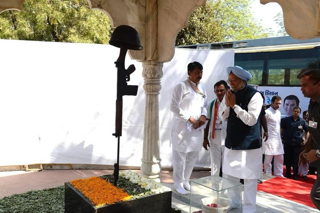 bycsmupe's tweet photo. पूर्व प्रधानमंत्री डॉ. मनमोहन सिंह जी, यूपीए अध्यक्ष श्रीमती सोनिया गांधी जी और कांग्रेस (@INCIndia) अध्यक्ष श्री @RahulGandhi जी ने शहीद स्मारक, गांधी आश्रम में श्रद्धांजलि अर्पित की।
#GandhiMarchesOn #DandiMarch #Gandhi #Peace #OneLovePeace https://t.co/0Rx0SRCJgm