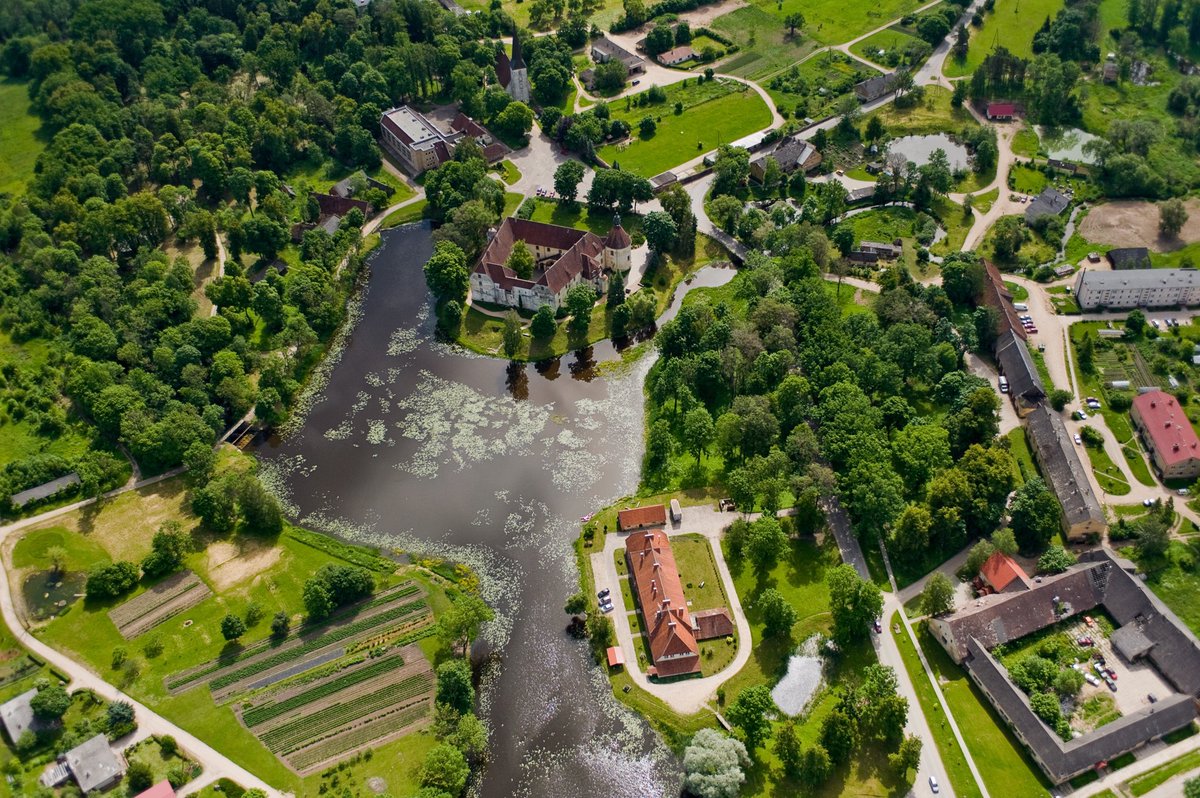 Morgen worden de doorrekeningen vh concept #klimaatakkoord bekend. Benieuwd naar de uitkomsten voor #consumenten &amp; #bedrijven, ‘t #klimaatbeleid kan veel #duurzame economische kansen creëren, mits we goed kijken naar de verdeling van de lusten en lasten. essent.nl/content/overes…