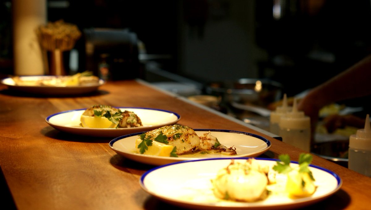 #GrowTalk gets a sneak peek (and of course taste) at the new <a href="/RockfishExeter/">RockfishExeter</a> and chats with <a href="/MitchTonks/">MitchTonks</a>, owner of <a href="/therockfishuk/">Rockfish ~ Seafood restaurants by the coast</a>.

<a href="/diningdevon/">Dining Devon</a> <a href="/exploringexeter/">Exeter’s blogzine</a> <a href="/visitexeter/">Visit Exeter</a> @RockfishExmouth <a href="/RebeccaComms/">Rebecca Broad</a> <a href="/CrumbsMag/">Crumbs Magazine</a> <a href="/Mr_John_Harvey_/">John Harvey 💜 🇺🇦</a> <a href="/HeronValleyUK/">Heron Valley Drinks</a> 

grow-media.co.uk/top-stories/sn…