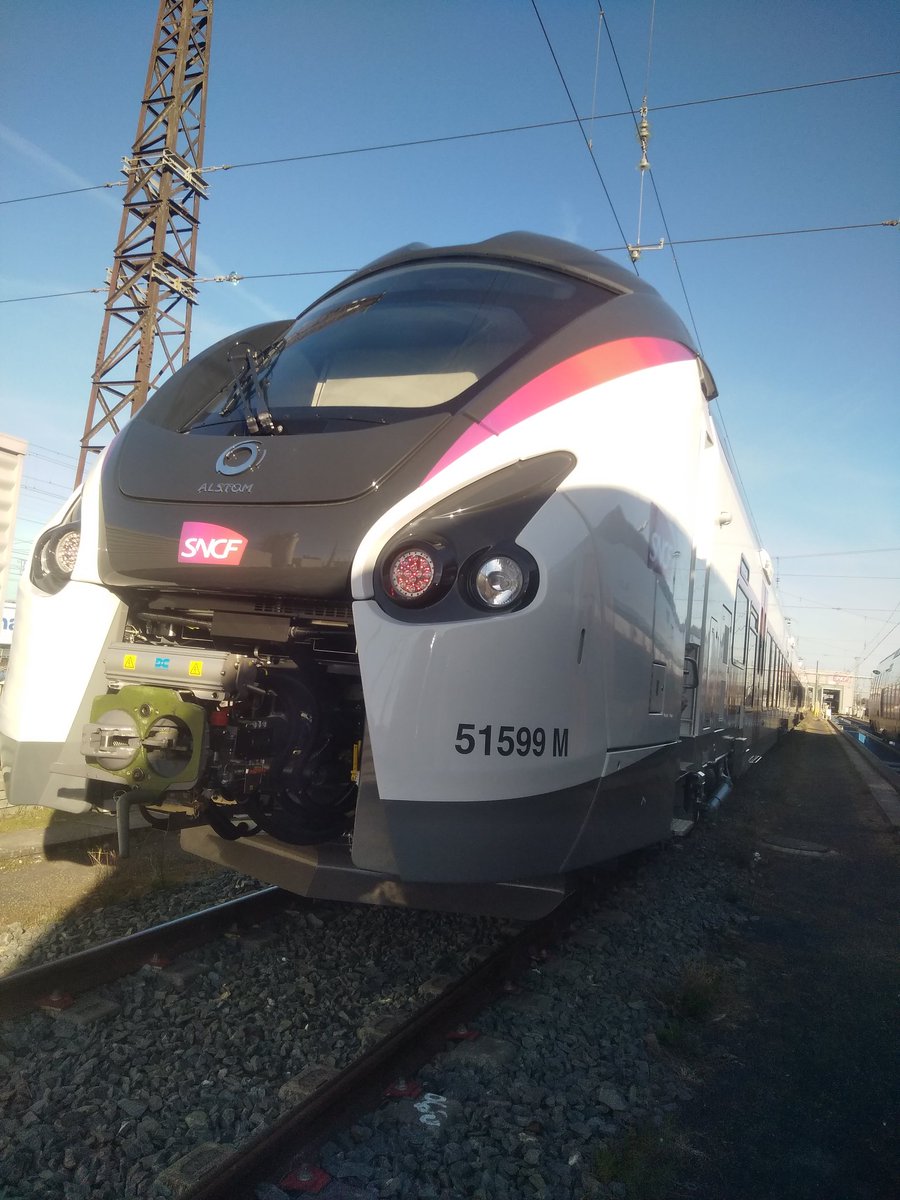 phil_conduc's tweet image. Les #coradia liner de Region @Occitanie 
Ont de la gueule ,mais deux questions me turlupine
1 Si ils sont là pour assurer la charge Intercités ce n' est pas un peu court 4 caisses ? 
2 ou sont les dispositifs de correspondance je ne les ai pas trouvé ? Intercités #EAS ?????#SNCF
