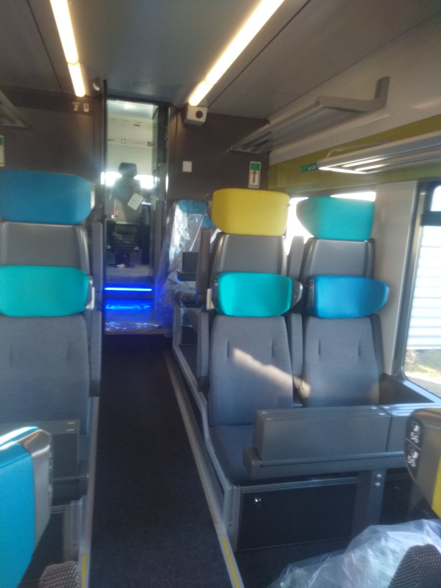phil_conduc's tweet image. Les #coradia liner de Region @Occitanie 
Ont de la gueule ,mais deux questions me turlupine
1 Si ils sont là pour assurer la charge Intercités ce n' est pas un peu court 4 caisses ? 
2 ou sont les dispositifs de correspondance je ne les ai pas trouvé ? Intercités #EAS ?????#SNCF