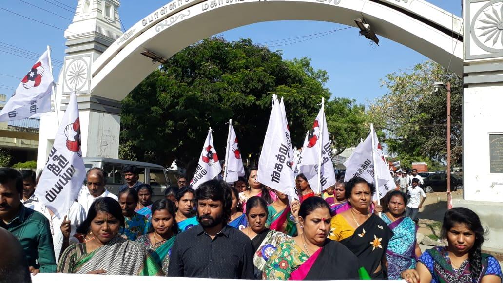 maiamofficial's tweet photo. பொள்ளாச்சி பாலியல் வன்கொடுமைக்கு கண்டனம் தெரிவிக்கும் வகையில் மக்கள் நீதி மய்யம் கட்சி சார்பாக திருமதி ஶ்ரீப்ரியா, திரு.சினேகன், திரு. தங்கவேல் ஆகியோருடன் ஏறத்தாழ 300 பேர் பேரணியாக சென்று பொள்ளாச்சி துணை ஆட்சியரிடம் விரைவாக விசாரணை நடத்த வேண்டும் என்று மனு கொடுக்கப்பட்டது. https://t.co/Pw6SK0TE2O