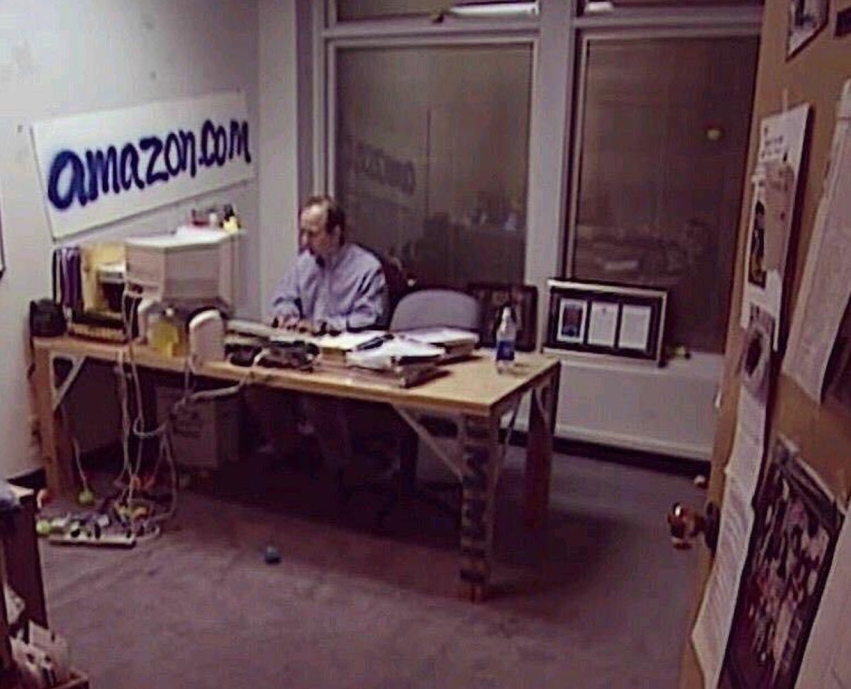 sandro_benelli's tweet photo. INSPIRAÇÃO: Jeff Bezos em Julho de 1994 em seu escritório em Seattle https://t.co/iDMUMerEIm