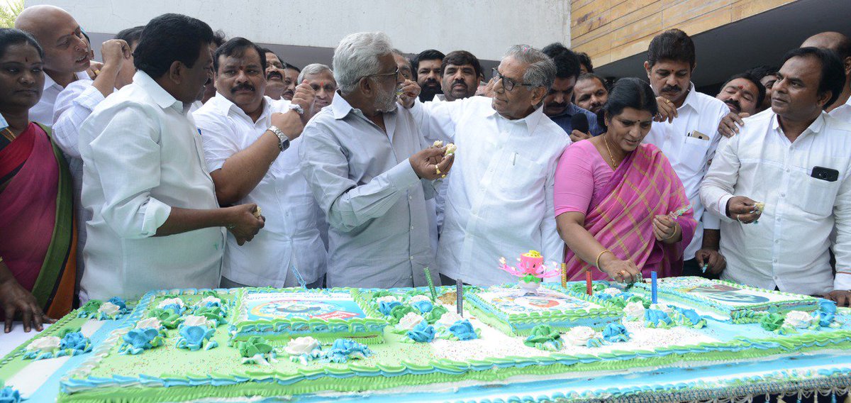 YSRCParty's tweet photo. వైయస్సార్ కాంగ్రెస్ పార్టీ హైదరాబాద్ కార్యాలయంలో పార్టీ 9వ ఆవిర్భావ దినోత్సవ వేడుకలు. వేడుకల్లో పాల్గొన్న సీనియర్ నేతలు వైవీ సుబ్బారెడ్డి, ఉమ్మారెడ్డి వెంకటేశ్వర్లు, సి.రామచంద్రయ్య, మహ్మద్ ఇక్బాల్, లక్ష్మీపార్వతి, గట్టు శ్రీకాంత్ రెడ్డి
#8yearsofYSRCP
#YSRCPFoundationDay https://t.co/u5ZnCnD2ei