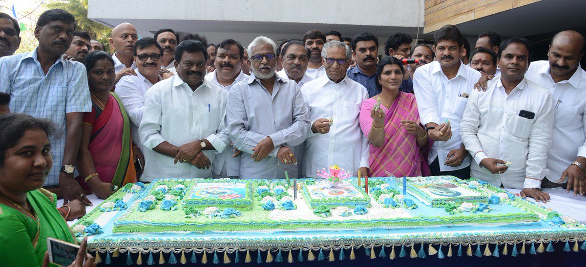 YSRCParty's tweet photo. వైయస్సార్ కాంగ్రెస్ పార్టీ హైదరాబాద్ కార్యాలయంలో పార్టీ 9వ ఆవిర్భావ దినోత్సవ వేడుకలు. వేడుకల్లో పాల్గొన్న సీనియర్ నేతలు వైవీ సుబ్బారెడ్డి, ఉమ్మారెడ్డి వెంకటేశ్వర్లు, సి.రామచంద్రయ్య, మహ్మద్ ఇక్బాల్, లక్ష్మీపార్వతి, గట్టు శ్రీకాంత్ రెడ్డి
#8yearsofYSRCP
#YSRCPFoundationDay https://t.co/u5ZnCnD2ei