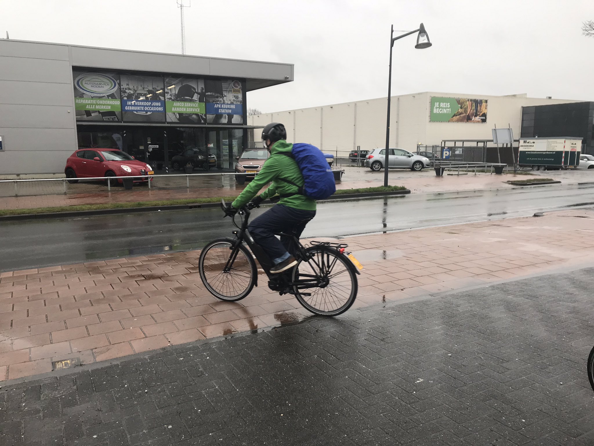 Kop van Drenthe on Twitter: "Na uitleg over de fiets aantrekken van een regenpak zijn de eerste deelnemers gestart met hun testperiode! #rij2op5 #fietsgemeente https://t.co/Jvv99DeoB9" / Twitter