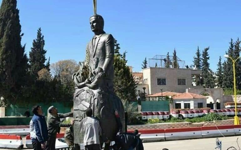 Hafız Esat'ın yeni heykelinin dikildiği Rejim kontrolündeki 'iç savaşın fitilinin ateşlendiği' Deraa'da slogan: “Ülkede taş üstünde taş kalmadı ve şimdi binalar yerine anıtlarımız var”
Rejim kontrolünde REJİM bu cümlelerle protesto ediliyorsa, kırılganlık hala çok büyük demektir.