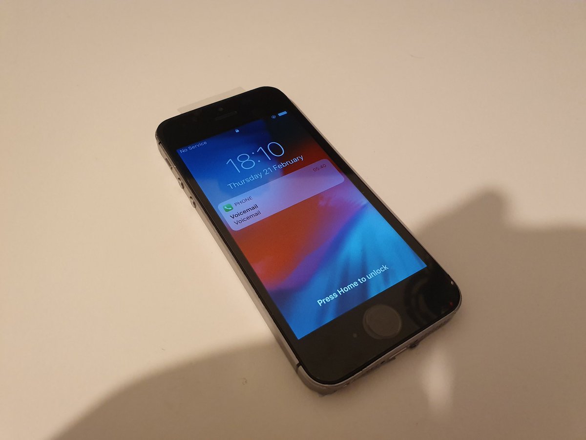 array_j's tweet image. Did a screen repair of the iPhone SE yesterday. Pretty happy with the result but hot damn it was fiddly to do!! #apple #iphone #repair #repairtech