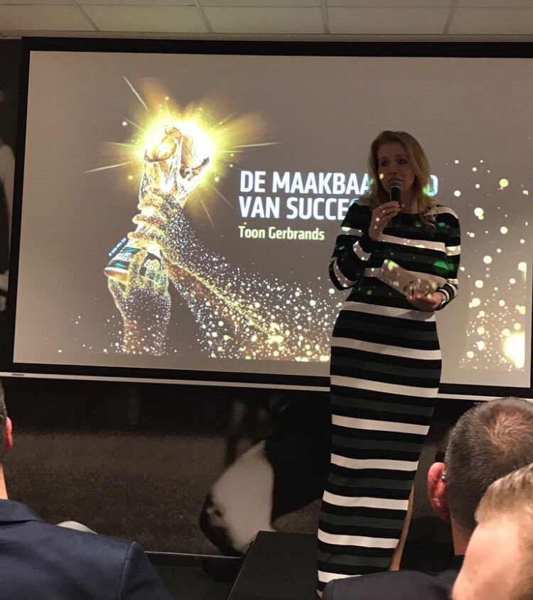 mariannezw's tweet photo. Gisteravond stond ik voor een zaal met 350 boeren. Waarom laten jullie je toch zo criminaliseren door media en publiek, vroeg ik ze. Jullie maken ons eten. Vertel vaker je verhaal. De ondernemer van @OnsBoerenerf sprak me later aan. Kijk maar even hoe zij dat doen. https://t.co/7HtSxIvGOD