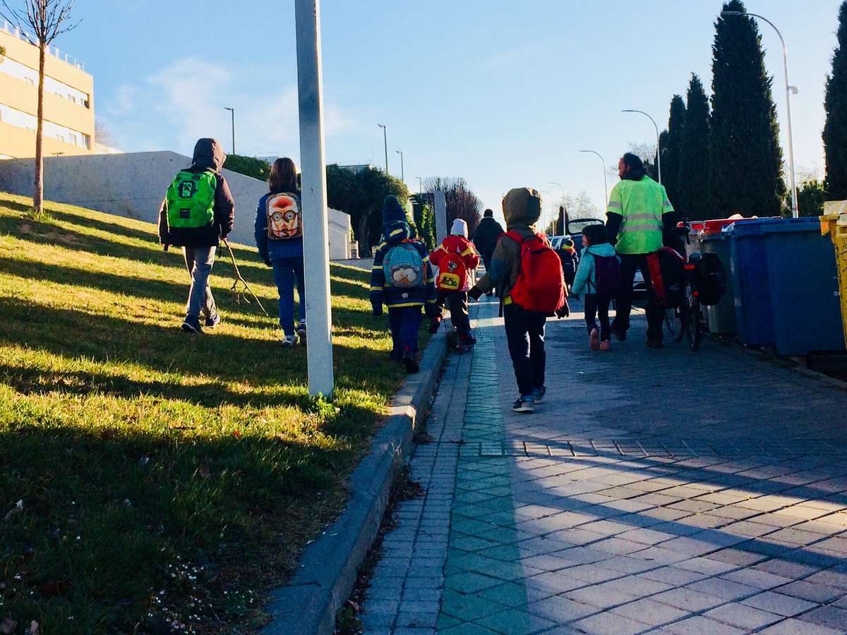 EscuelaIdeo's tweet photo. ¡Empieza el día activo, enérgico y motivado! Son muchos los beneficios de ir caminando al colegio. El pedibus de #EscuelaIDEO sale todas las mañanas, a las 8:35 h, de la Estación de Cantoblanco ¡Apúntate! https://t.co/Gr3kN5bVQa
