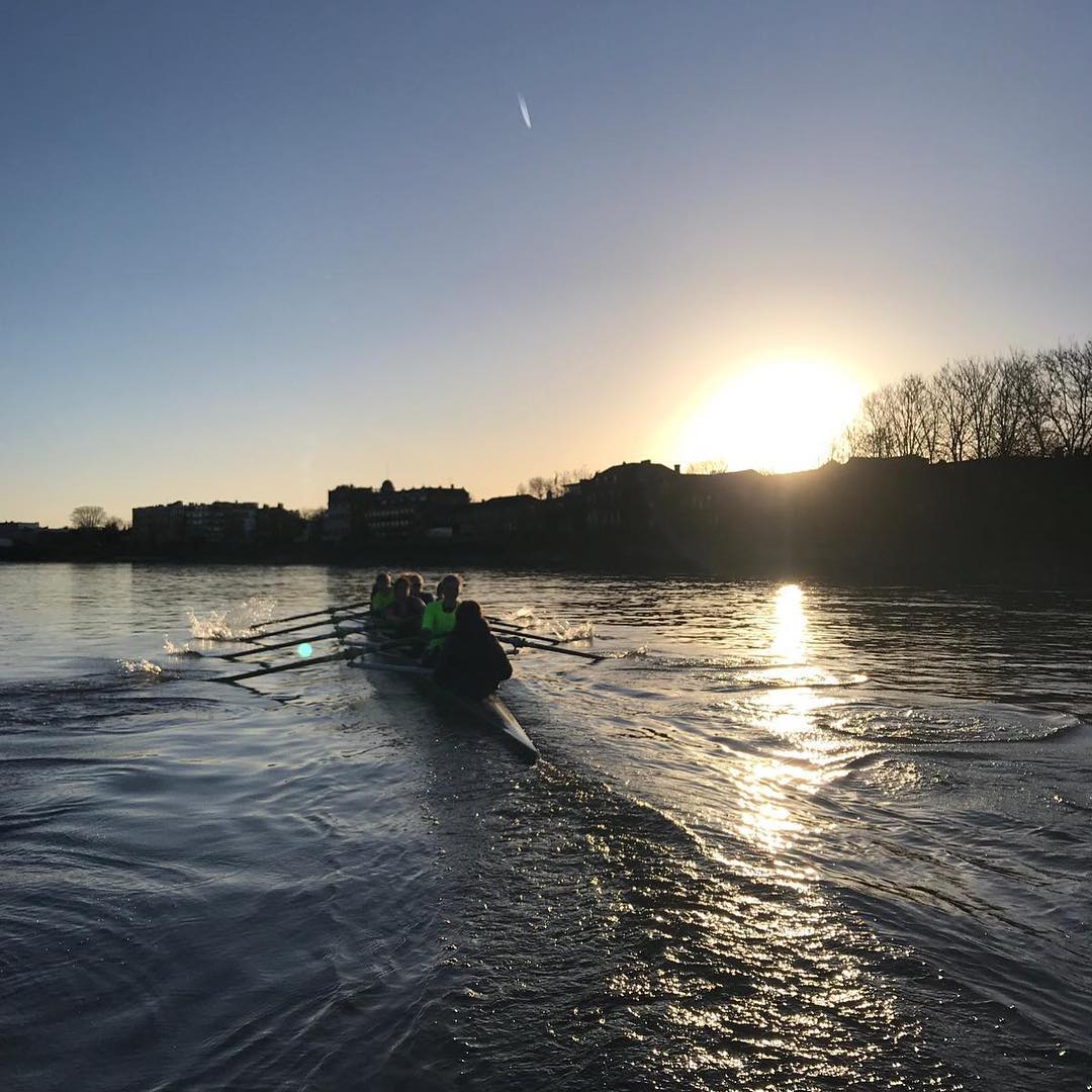 BBLRC's tweet image. Staggered out of bed? On your commute? It doesn't have to be that way. To experience mornings like THIS, get in touch: ow.ly/u4cd30o0gcL #sherows #rowing #rowingbuddies #thisgirlcan