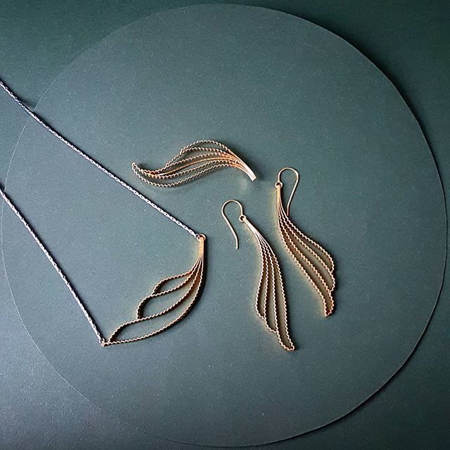 Necklace, earrings and brooch from the Strata collection, in silver and 18ct gold plating. Have a lovely Tuesday x
.
.
.
.
#goldearrings #goldandblack #contemporaryjewelry #bijoucontemporain #flatlay #cockpitarts #contemporaryjewellerydesign
