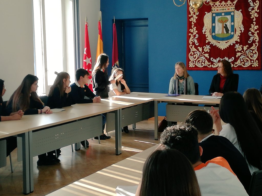 Aliontwiter's tweet photo. Reunión de alumnos de 3°ESO @nazaretoporto con la concejala-presidenta de la Junta de Distrito Carabanchel @JMDCarabanchel.
Presentamos nuestras propuestas para mejorar nuestro barrio. https://t.co/8OHSzctl4z