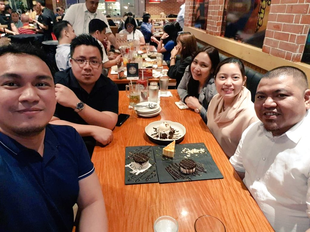 itsrenzyboi's tweet photo. Because they deserve it! Dinner with my team! #TeamLamon π·
π TGIFridays BGC https://t.co/OjX3IwKhed