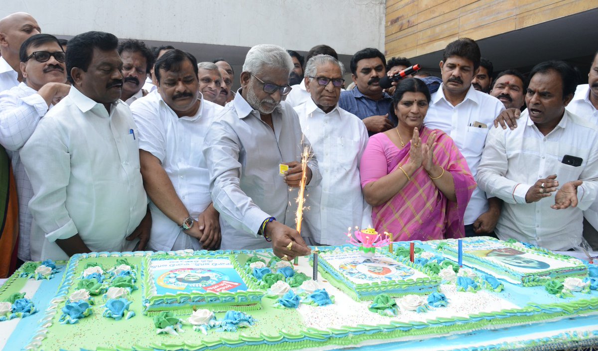 RajannaRajyam02's tweet photo. వైయస్సార్ కాంగ్రెస్ పార్టీ హైదరాబాద్ కార్యాలయంలో పార్టీ 9వ ఆవిర్భావ దినోత్సవ వేడుకలు వేడుకల్లో పాల్గొన్న సీనియర్ నేతలు వైవీ సుబ్బారెడ్డి, ఉమ్మారెడ్డి వెంకటేశ్వర్లు, సి.రామచంద్రయ్య మహ్మద్ ఇక్బాల్ లక్ష్మీపార్వతి గట్టు శ్రీకాంత్ రెడ్డి
#8yearsofYSRCP
#YSRCPFoundationDay
@ManviDad https://t.co/kxoMrnJyoN