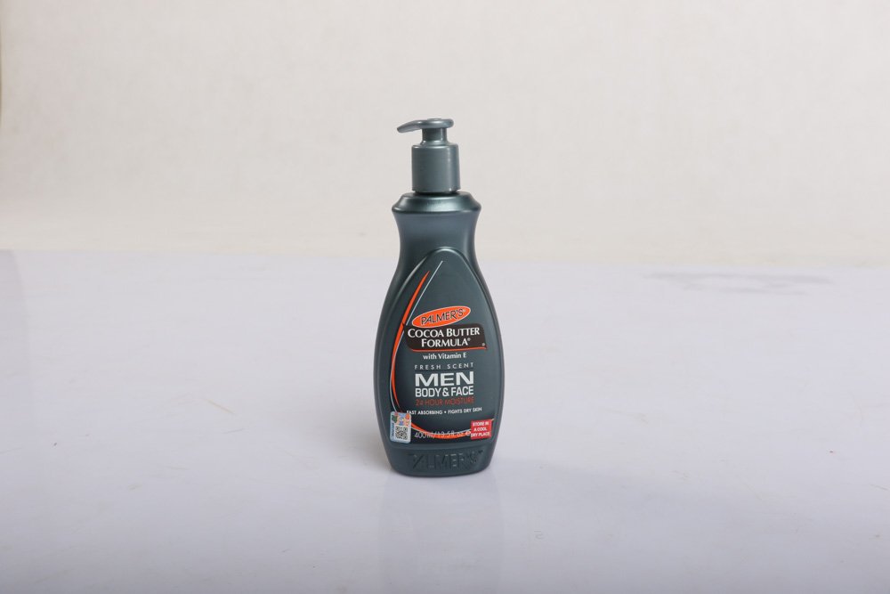 KePalmers's tweet photo. I am a welder &amp; construction worker. I work outside daily but this stuff is the bomb! It goes on fast, dries quick with no greasy feeling &amp; protects you from everything! Its chocolate smell drives my girlfriend crazy. I use it all over even on hair
#choosewhatsreal #BeUnstoppable https://t.co/zIniRxFHyx