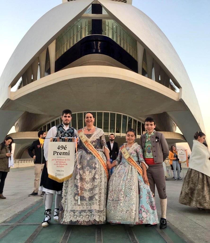 FallaCambro's tweet photo. Un dia complet, amb anècdotes i moltes rialles. Un acte important, que ens recorda que ja són falles.
Ací us deixem un xicotet resum d'aquest magnífic dia. Orgull de Falles de Tavernes!
#Falles2019 #PremisLlibretFallesGVA #mimètics #premisllibrets #FallesTavernes #plf19 https://t.co/eNfYHeXog6