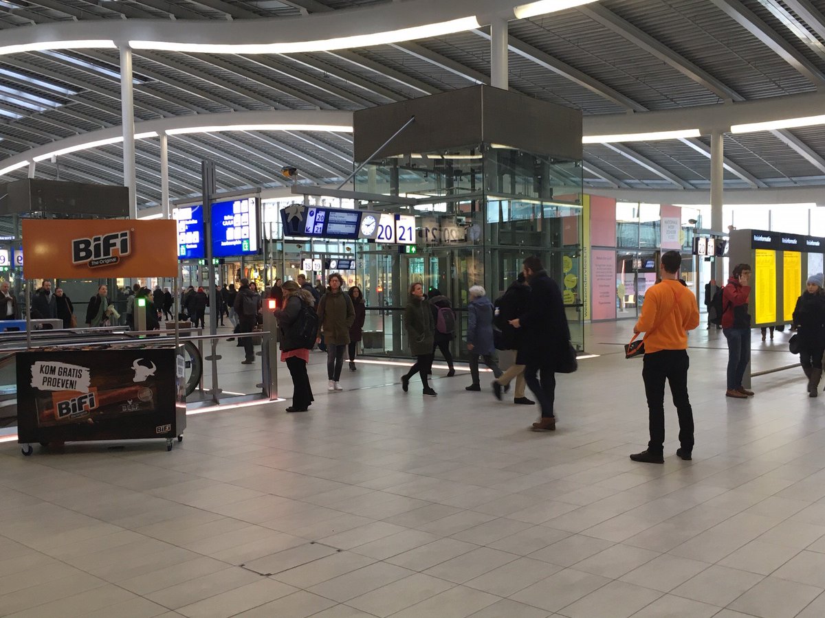 robramaker's tweet photo. Tijdgeest: op Utrecht CS deelt een bedrijf worsten uit met op de achtergrond de Week-zonder-vlees-popupwinkel https://t.co/WBzbQnE1fI