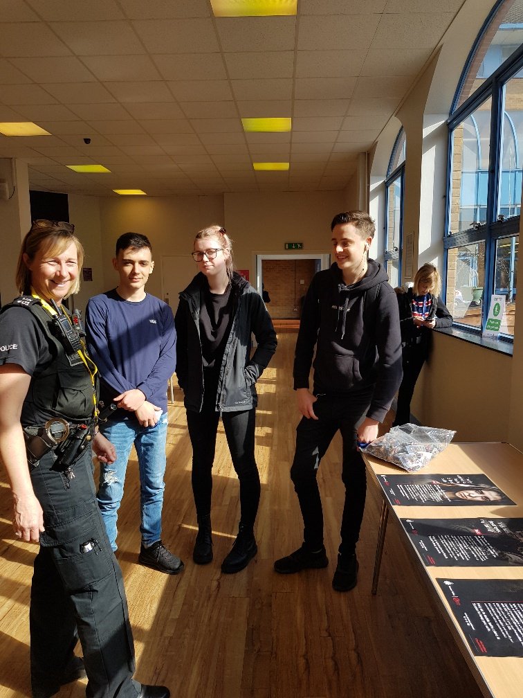 As part of #OpSceptre week, Officers yesterday spoke with students at #Lewes East Sussex College about #knifecrime, it's dangers and it's consequences.

Follow our social media posts throughout the week to see more of where we have been...

#NoKnives #Bintheblade #DO401