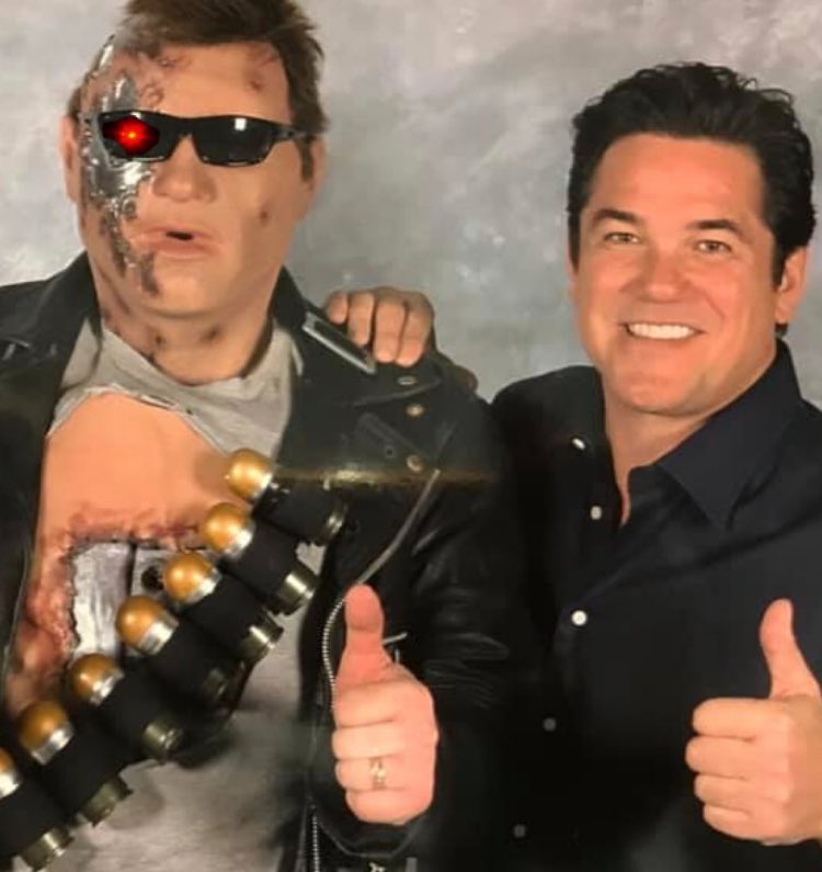 KeithLemonXXL's tweet photo. @deancain thanks for your great comments about @Entertainenator @ComConLiverpool and for the selfie with me as @KeithLemonXXL my aim is to make others happy #Peace https://t.co/j2w1lL9jpb