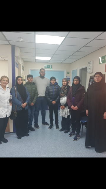 dementia_fh's tweet photo. A huge thank you to our new friends from the Department of Youth Tarbiya / IslamHood UK , who kindly gave up their time yesterday evening to help us with our activities programme 😀❤️@Dementia_Nurse_ @FHFTnursing @maxinemcvey @FHealthCharity @HelenPullman74 https://t.co/H6ebofOP9c