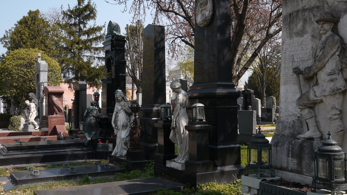 viennaofficeZG's tweet photo. Budući da Bečani sve češće koriste mir i tišinu groblja za rekreaciju u slobodno vrijeme, na glavnom je groblju #Zentralfriedhof prije četiri dana otvorena i staza za trčanje. Prva utrka tzv. #SilentRun po novoj stazi održat će se 25.5.2019.
Prijave na: https://t.co/Lke6BNO6kI https://t.co/8KnHkXOrS5