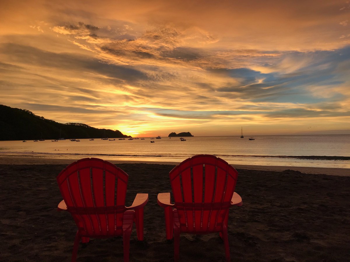 Sunset views, great friends, and comfortable Adirondack chairs. What else could you ask for? 😜#patiochairs #adirondackchairs #outdoorlife