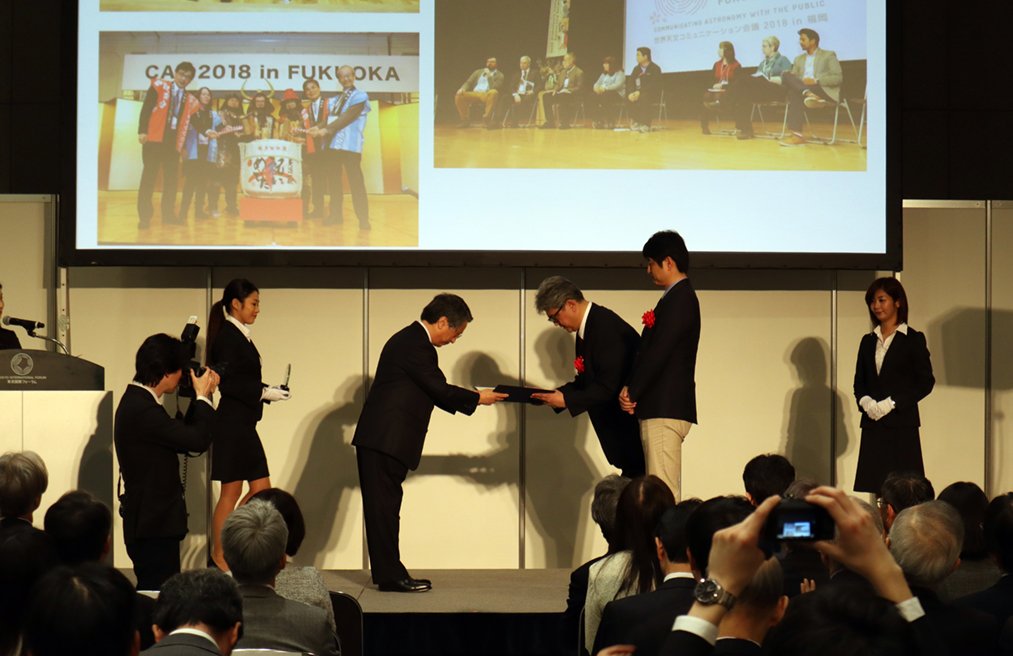 CAP2018Fukuoka's tweet photo. ご無沙汰しております。なんと #CAP2018 が「日本政府観光局 国際会議開催貢献賞」を受賞しました!受賞理由に「日本・福岡の多様な文化や景観をSNSを通じて国内外に発信した」というものが挙げられていました。つまり、これも皆様がつぶやいてくれたおかげです。ありがとうございます! https://t.co/LhZhDmfgpC