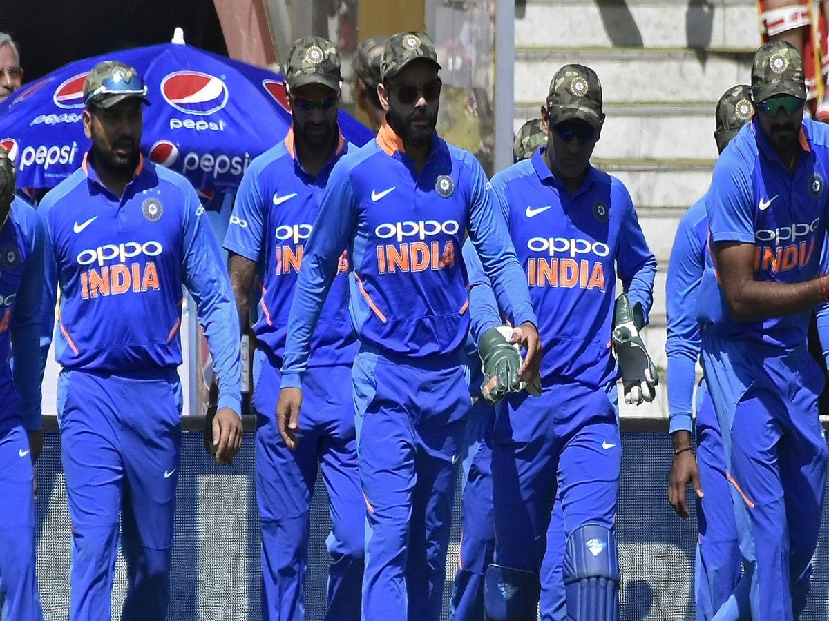 NBT_Sports's tweet photo. #INDvAUS #5thODI #DelhiODI
#ViratKohli #armycaps #ranchiodi
कोच ने बताया, आर्मी कैप पहन क्यों खेली टीम इंडिया
➡️ https://t.co/jBaojXzAVa
#TeamListTuesday https://t.co/Fa2ukL9xgC