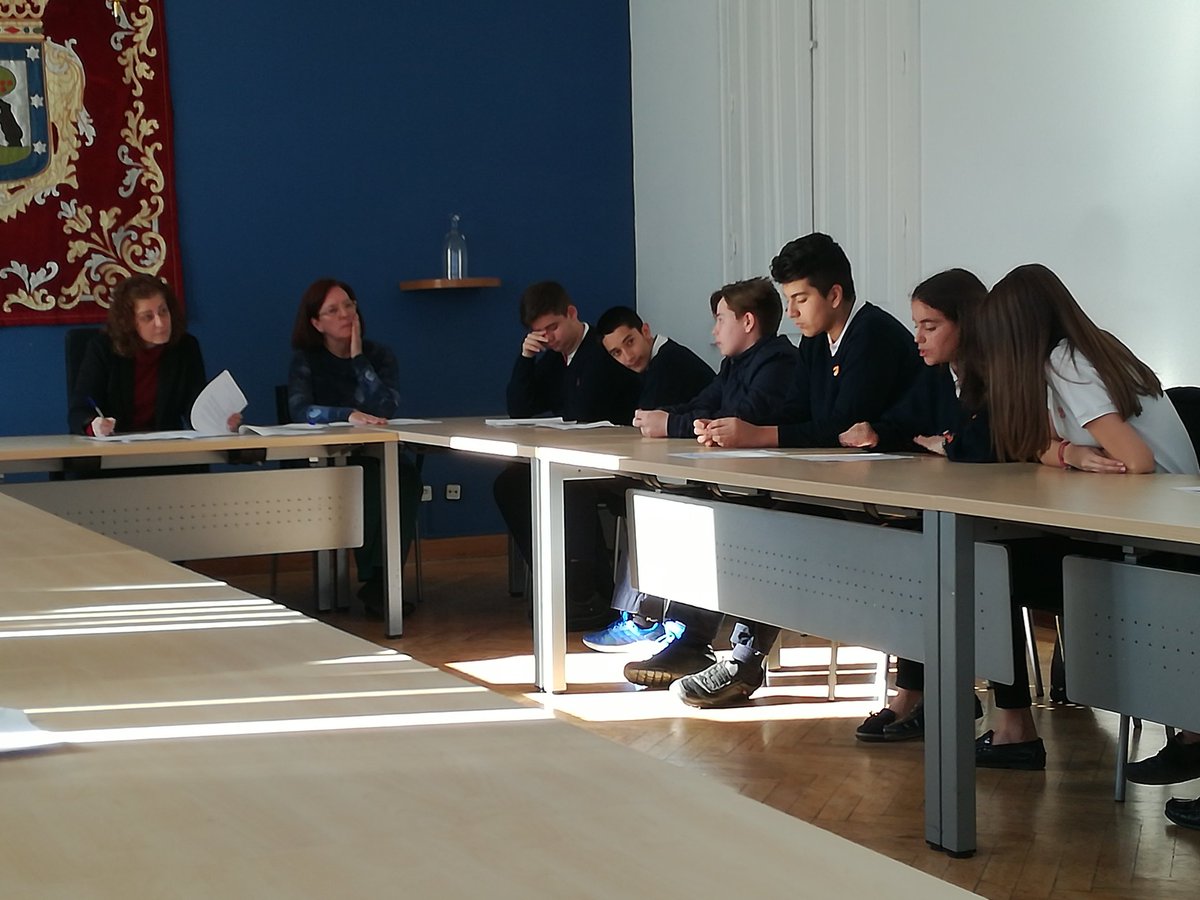 Aliontwiter's tweet photo. 3°ESO @nazaretoporto  continúa con sus propuestas a @JMDCarabanchel: más carriles bici, botones que activen seguridad ciudadana, mejores instalaciones deportivas, mejora de los centros de salud, sensores en los contenedores de basura que avisen al llenarse, ...
@MarIzuel https://t.co/S4NzdYANT3