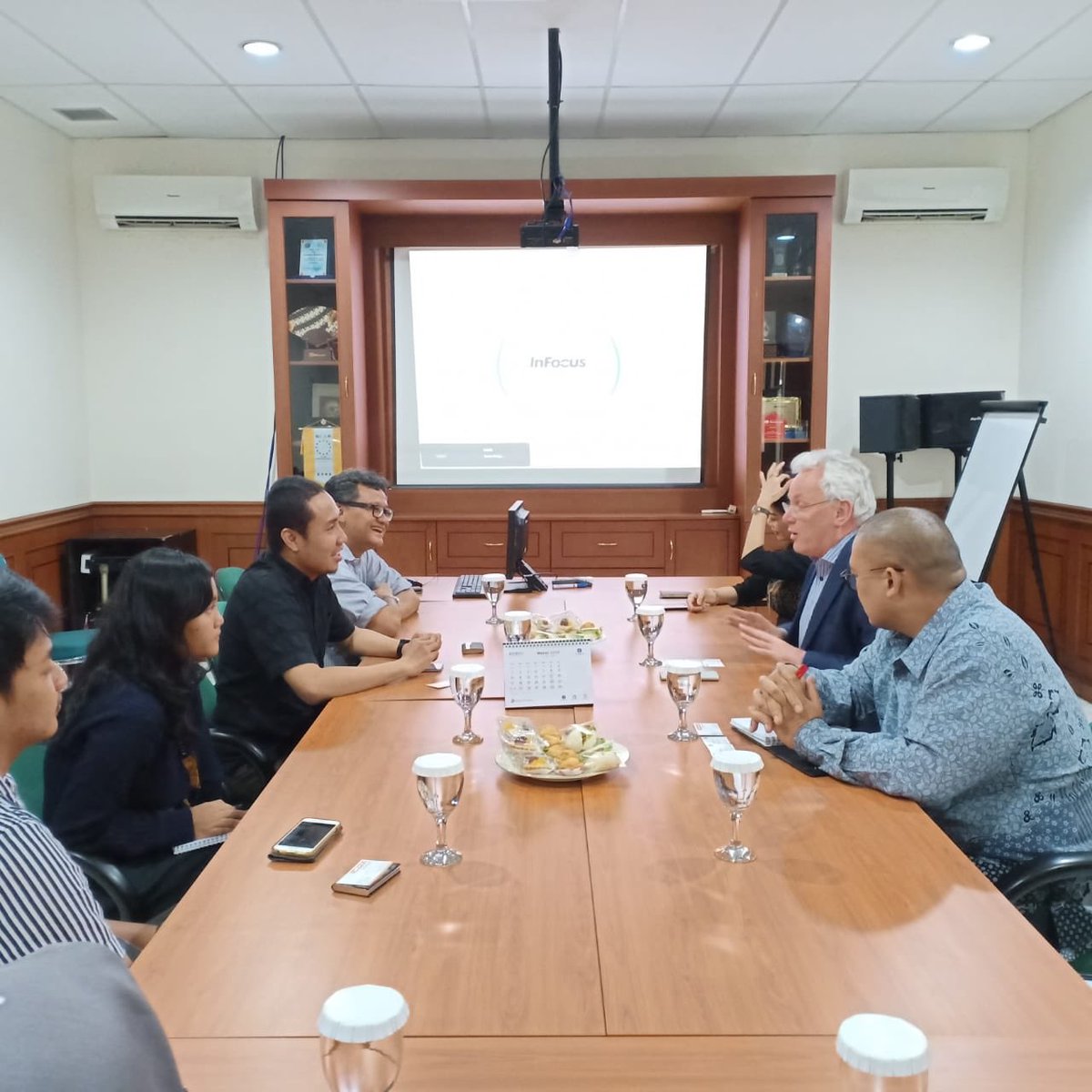 ICDXgroup's tweet photo. Terima kasih kepada @KontanNews yang sudah menerima kunjungan kami sore ini. Semoga kedepannya kita dapat terus berkolaborasi untuk memberikan informasi yang lengkap mengenai Bursa Berjangka dan Komoditi ke masyarakat luas.
#ICDXEvent #mediavisit #kolaborasi https://t.co/ZV5KOc4kX1