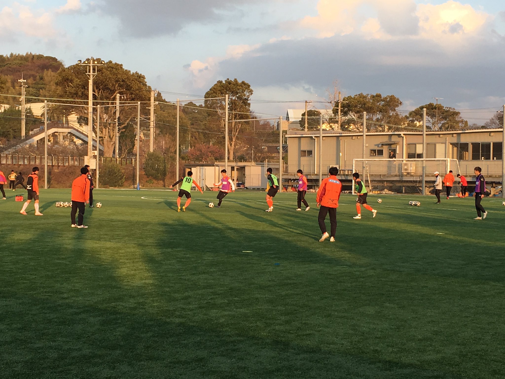愛媛fc 愛媛fc U 18メディア情報 本日 U 18の 青野監督 谷岡昌 岡田蒼生 の3名に デイリーサッカーニュースfoot の取材がございました なんと リポーターは 名良橋晃 さん しかし テンションが上がっていたのは 広報だけ 笑 詳細は後ほど