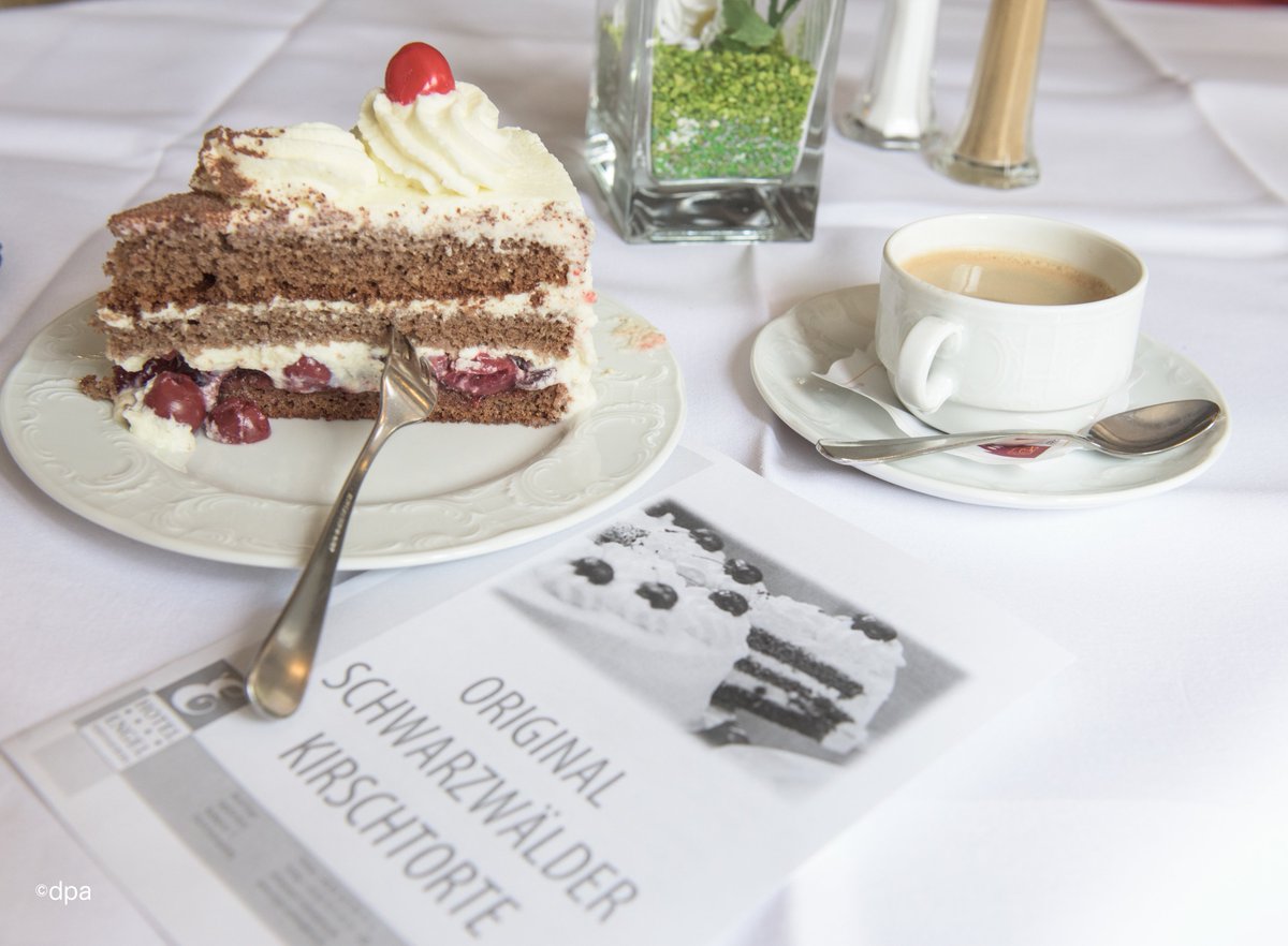 ドイツ大使館 ドイツ甘い物大集合 何故ドイツではケーキにフォークを横刺しにするのか問題 フォレノワールではなくシュヴァルツヴェルダーキルシュトルテが正解 スイーツの日 健康な食生活