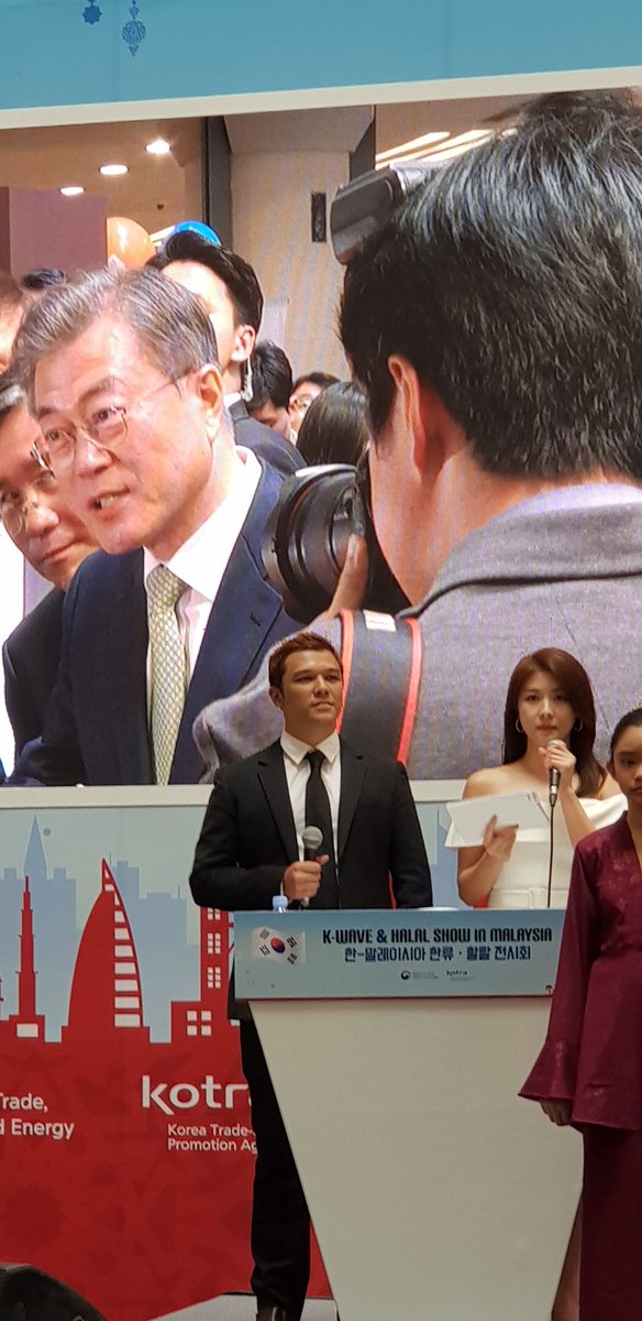 withhck03's tweet photo. 브루나이 방문을 마치고 말레이시아에 도착. 첫 행사가 한류할랄 전시회, 배우 하지원씨가 사회,  NCT Dream 제노, 재민, 지성도 함께 한-말 우호와 한류할랄 홍보를 위해 비빔밥 만들기, 배우 이성경씨도 함께 사진 찍었습니다. https://t.co/f4CiSTDOGx