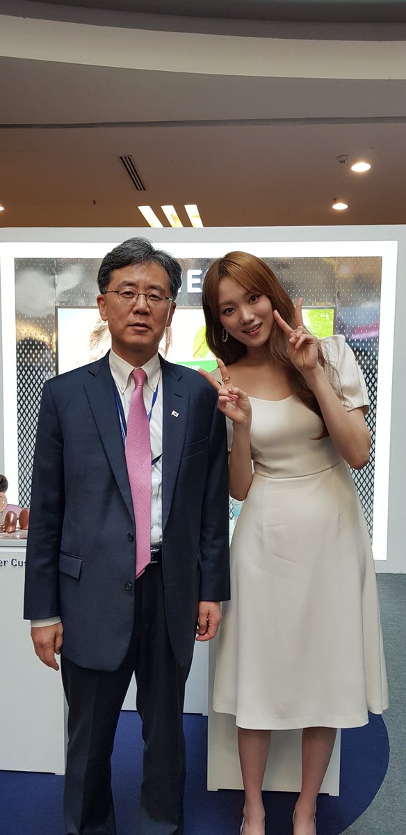 withhck03's tweet photo. 브루나이 방문을 마치고 말레이시아에 도착. 첫 행사가 한류할랄 전시회, 배우 하지원씨가 사회,  NCT Dream 제노, 재민, 지성도 함께 한-말 우호와 한류할랄 홍보를 위해 비빔밥 만들기, 배우 이성경씨도 함께 사진 찍었습니다. https://t.co/f4CiSTDOGx