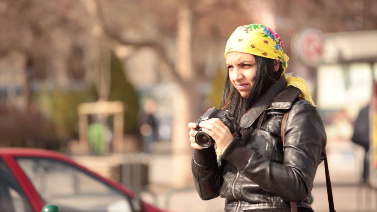 Gayla Stoyanova's "Pages of My Book,"  A young Roma woman is taking photographs of people while being  photographed by a crew, thereby realizing a double (objectifying and  objectified) role. 📸
 👉 romarchive.eu/en/collection/…
romarchive.eu