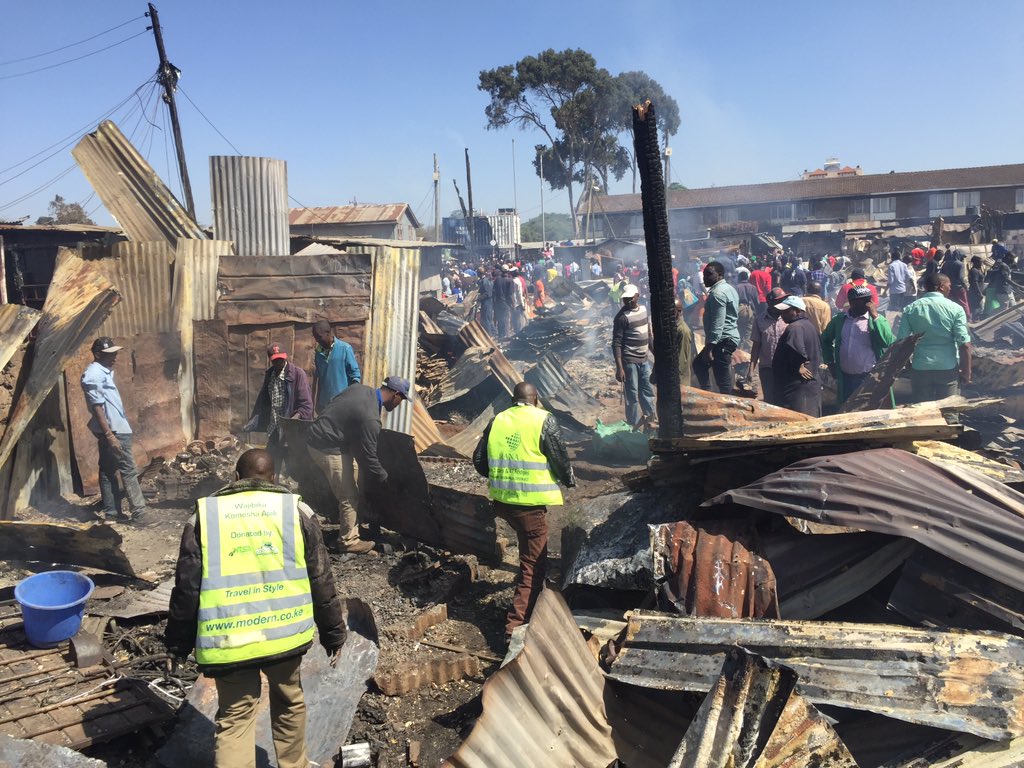 HabariKibra's tweet photo. Some traders can still be seen taking stock at #ToiMarket #toimarketfire @MikeSonko @nyasigoti @JackyHabib @thomasbwire @EstherPassaris @UKenyatta @okothkenneth @ycmosesi @RailaOdinga @SakajaJohnson @nyasigoti @madinamohamed #KiberaNewsHub https://t.co/5TFnHmOaPo