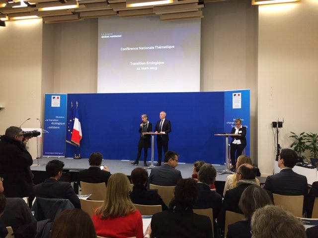 unaf_fr's tweet photo. #GrandDebat : Dominique Allaume-Bobe, Administratrice de l'UNAF, est présente à la Conférence nationale thématique transition écologique. #familles https://t.co/TitXEorsta